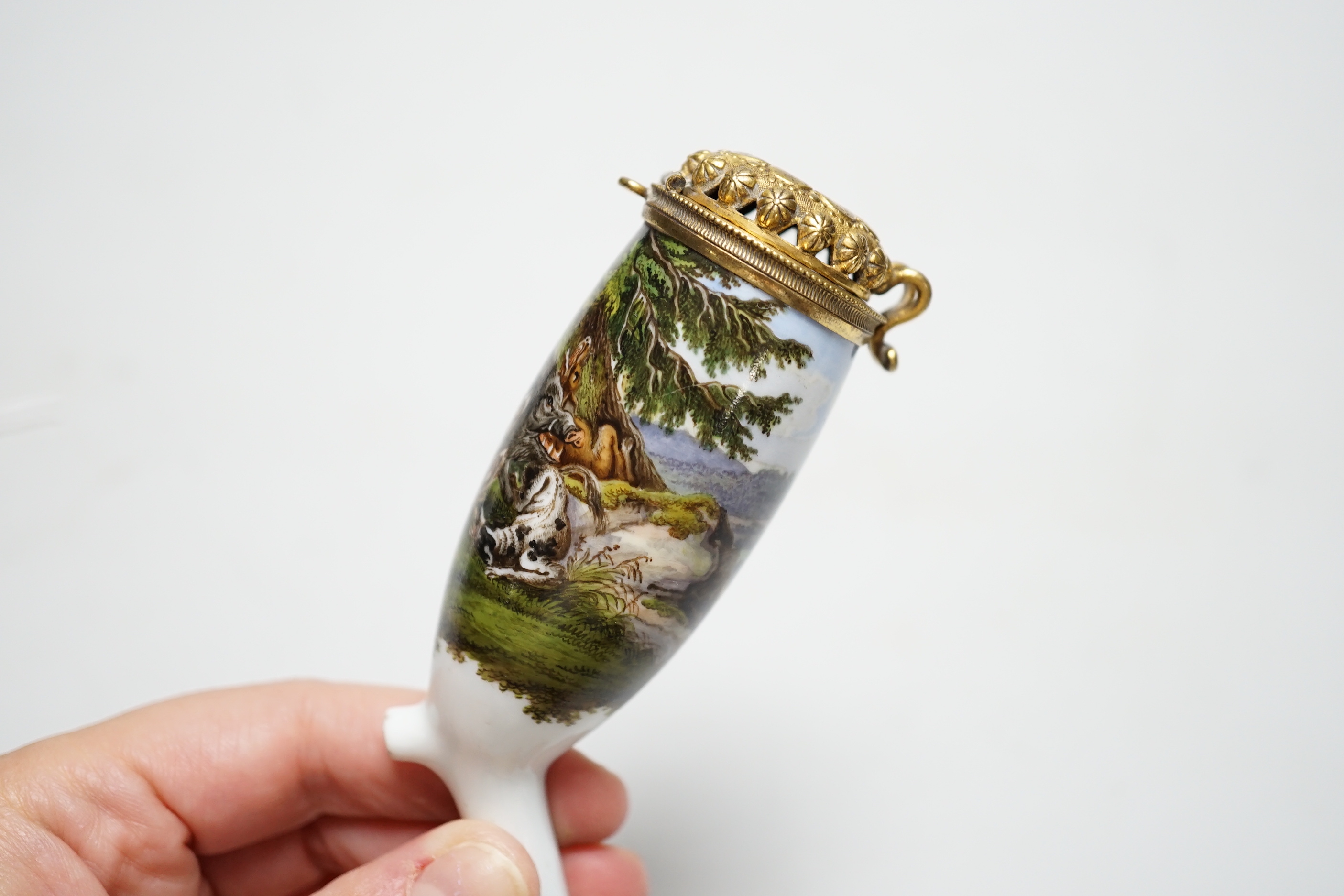 A late 19th century Meissen ‘boar hunting’ tobacco pipe, 10.5cm